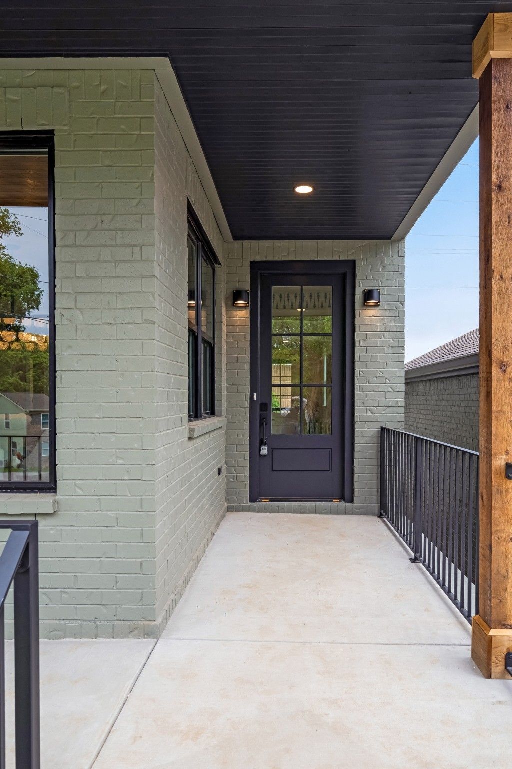2917 Sharon Hill, Nashville — covered entry